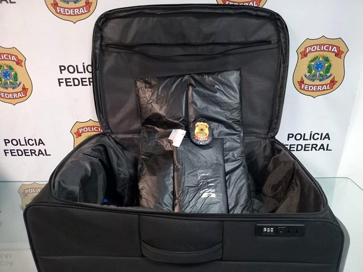 Homem &eacute; preso pela Pol&iacute;cia Federal ap&oacute;s embarcar no Aeroporto de Salvador; entenda o caso. Foto: PF
