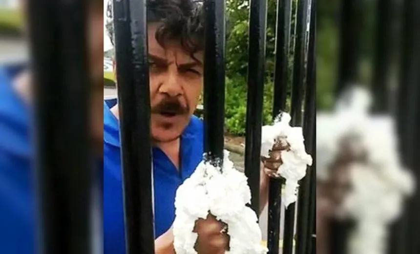 Após filha ser expulsa do colégio por usar piercing, pai faz protesto e cola as mãos nas grades da escola; entenda