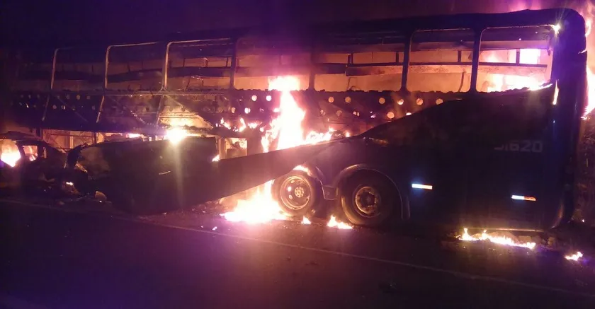 ACIDENTE NA BR-101: Duas pessoas morrem após colisão entre carro e ônibus, na Bahia