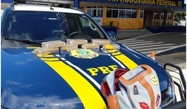 PRF prende passageira de ônibus com drogas em fiscalização na BR-116