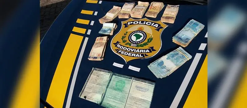 JITAÚNA: Vendedor de carro é preso com veículo roubado e mais de R$ 50 mil em dinheiro