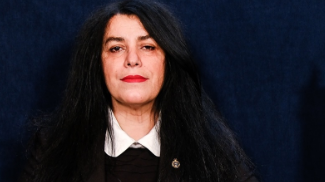 A escritora e cineasta franco-iraniana Marjane Satrapi, autora da graphic novel Pers&eacute;polis, morreu aos 56 anos. Segundo os parentes, a artista teria morrido de tristeza | Reprodu&ccedil;&atilde;o/ Redes Sociais