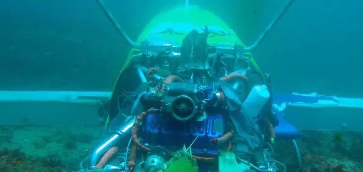 Mergulhadores localizam destroços do avião que caiu na Barra