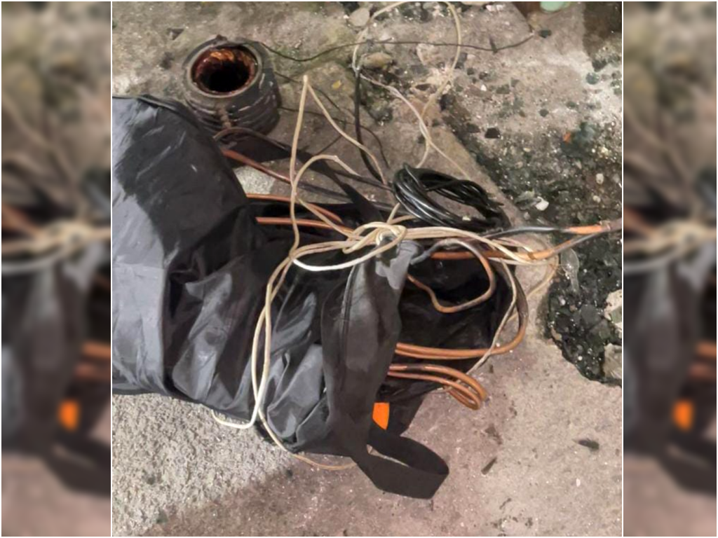 O homem foi flagrado por agentes da GCM enquanto arremessava um saco com os fios furtados por cima do portão do casarão. Foto: Divulgação/GCM