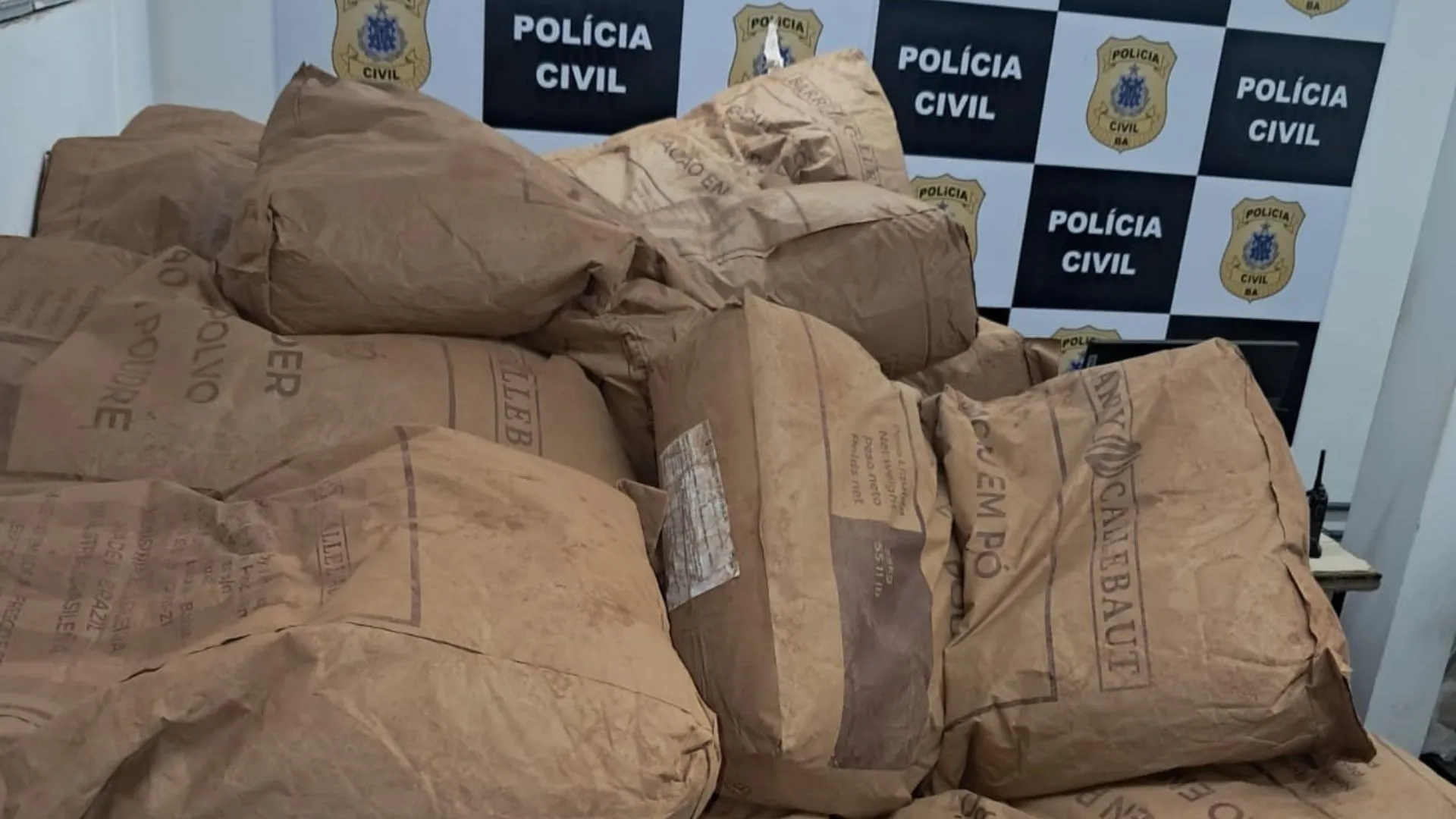 Polícia recupera 2,8 toneladas de pó de cacau furtadas após acidente na BR-415