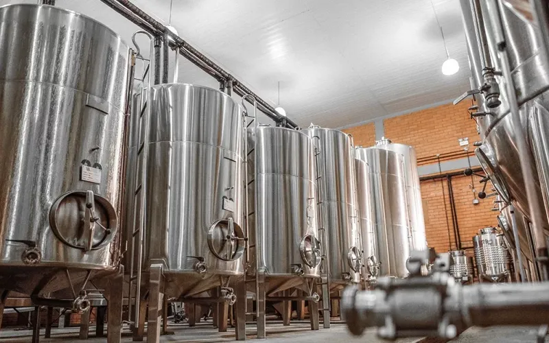 Para a fermenta&ccedil;&atilde;o de vinho moscatel, os tanques de a&ccedil;o inoxid&aacute;vel com controle de temperatura s&atilde;o a escolha padr&atilde;o da ind&uacute;stria, devido &agrave; sua higiene e capacidade de preservar os aromas delicados da uva/Foto: Reprodu&ccedil;&atilde;o&nbsp;