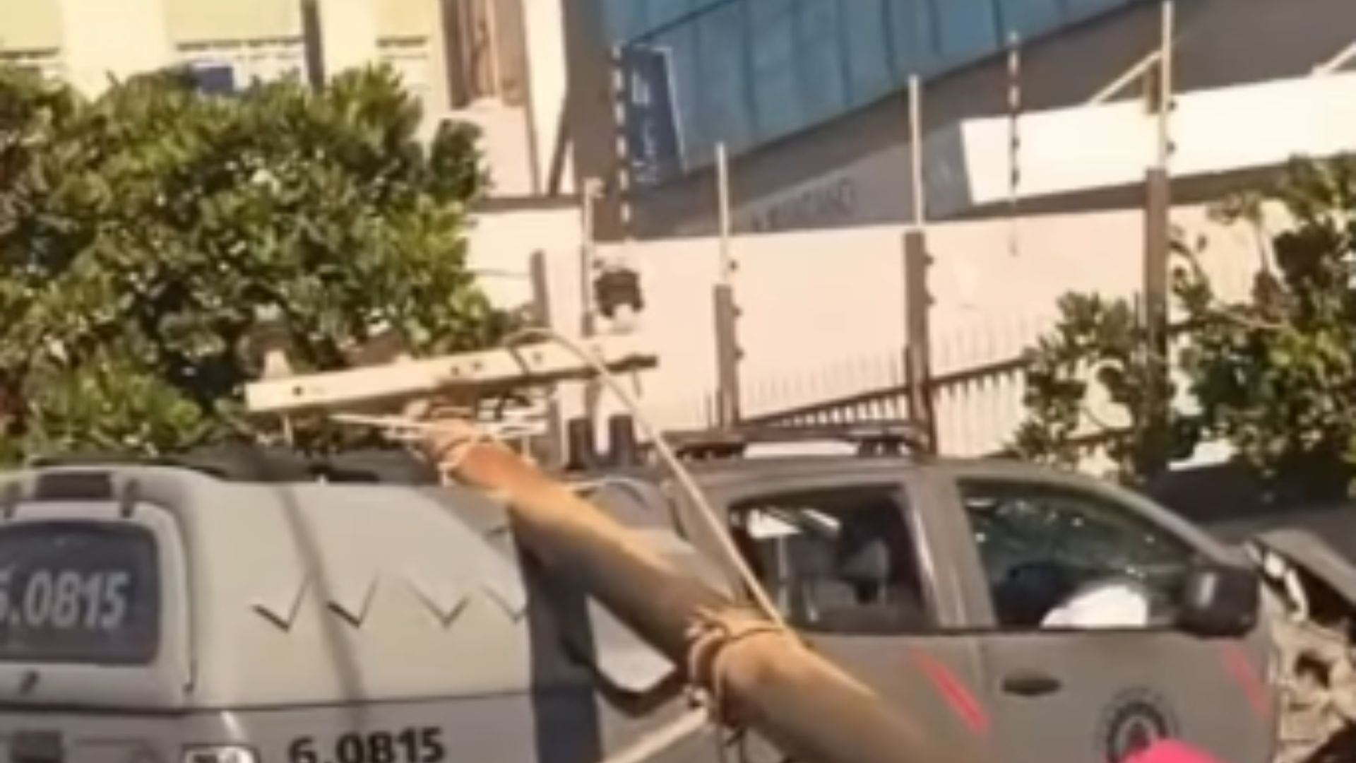 Viatura da PM perde controle e derruba poste em Salvador