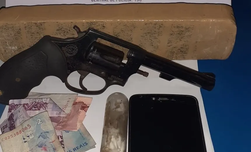 Homem morre em troca de tiros com a policia e armas são apreendidas  na capital baiana