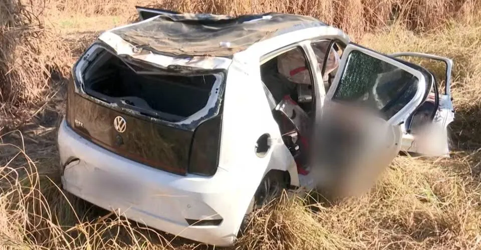 Carro capota e mata duas pessoa na BR-135; motorista ficou ferido