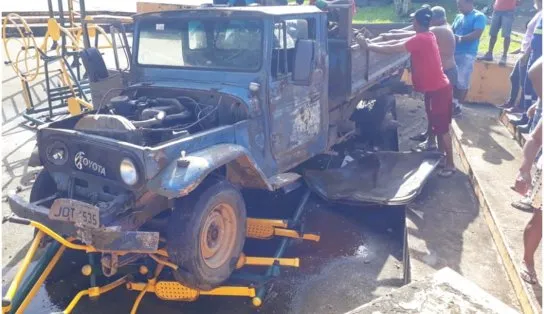 Sai da frente! Caminhonete desgovernada atinge quiosque no Sul da Bahia; câmera flagra