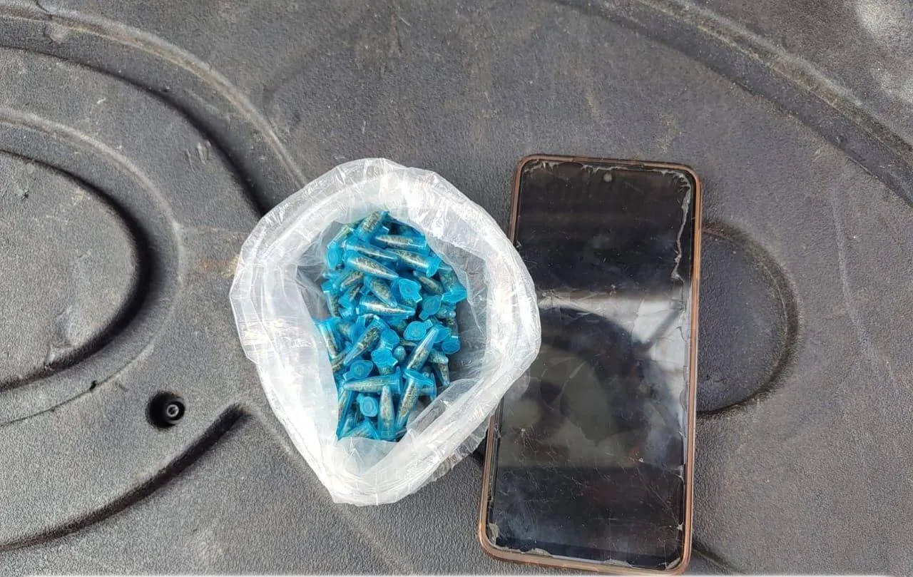 Homem suspeito de tráfico é preso com drogas no bairro de Itapuã, em Salvador