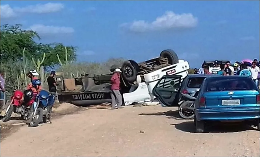 Capotamento de caminhão deixa dois mortos e três feridos em Araci