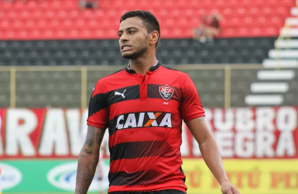 Ex-jogador do Vitória, Cleiton Xavier é preso por dívida de pensão alimentícia
