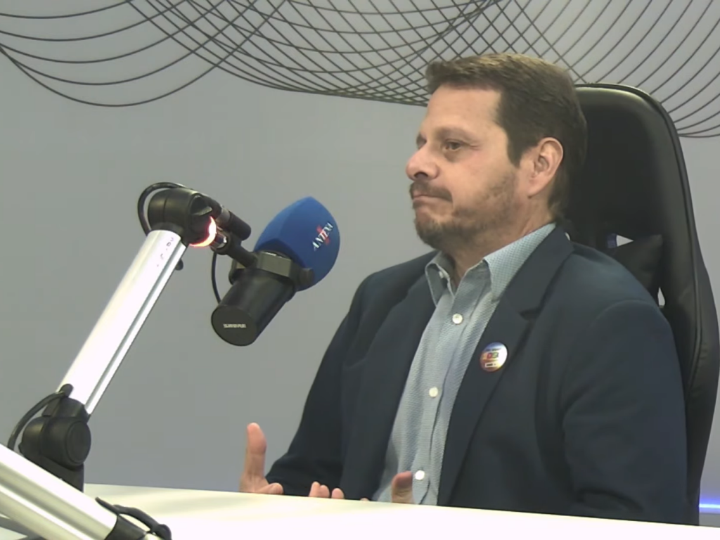 Questionado pelos ouvintes da rádio, o secretário de Planejamento afirmou que a ponte Salvador-Itaparica “vai sair”. Foto: Antena 1