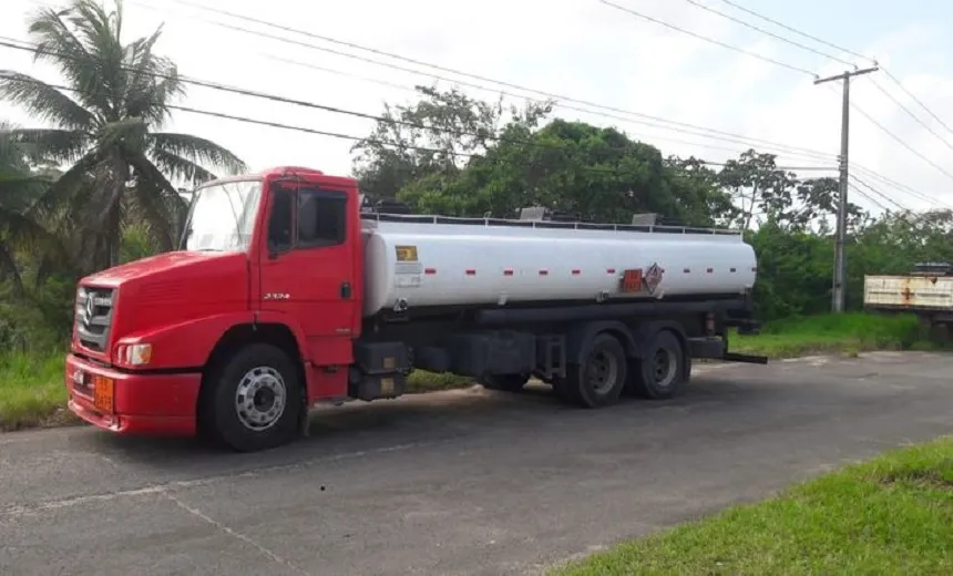 Caminhão que transportava 15 mil litros de etanol irregular é apreendido durante operação na BA-093