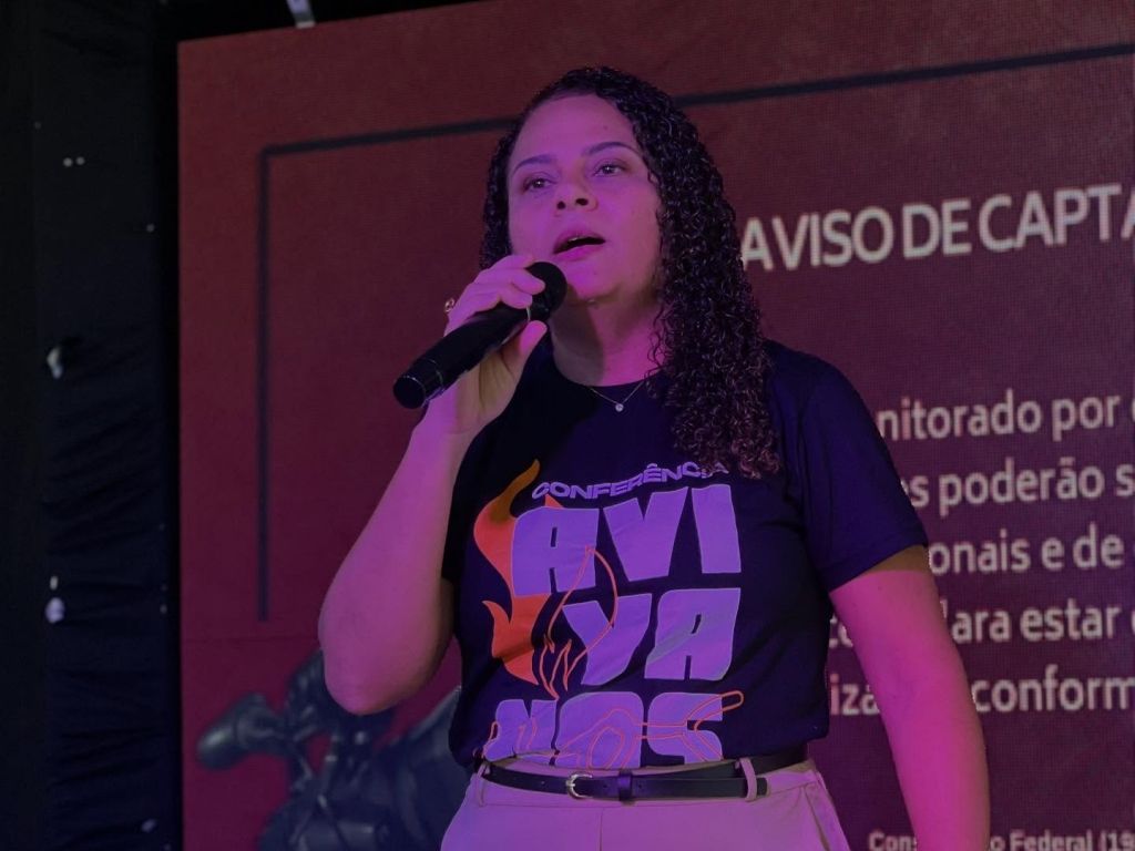 Carine Santos, esposa do pastor Manoel Carvalho, foi atingida na cabeça após o carro em que estava com a família ser alvejado na Engomadeira. Foto: Redes Sociais
