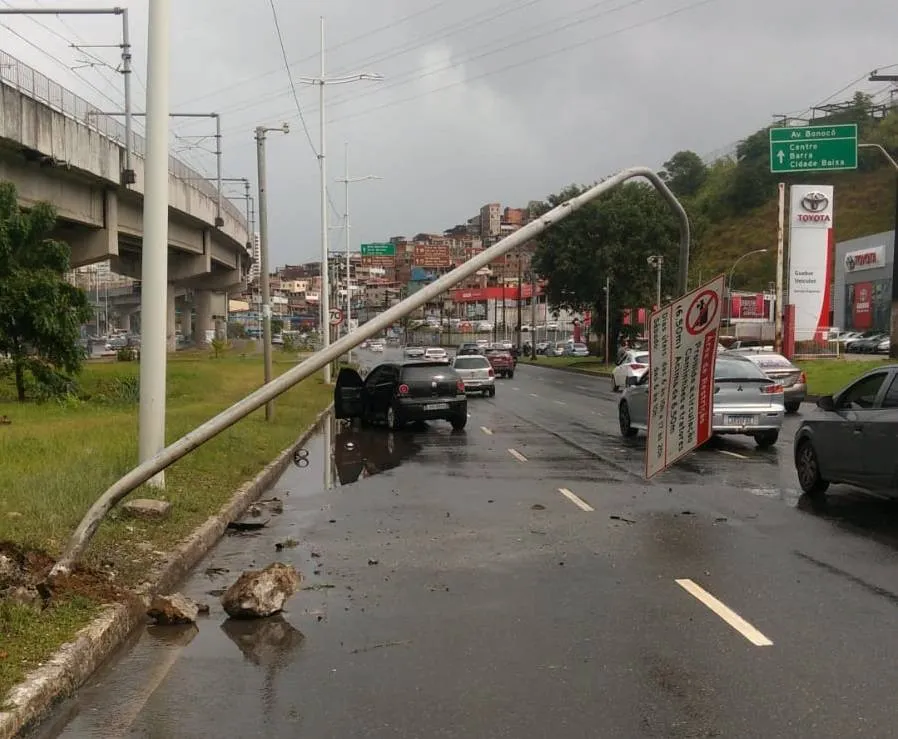 Veículo derruba poste na Av. Bonocô e região fica congestionada