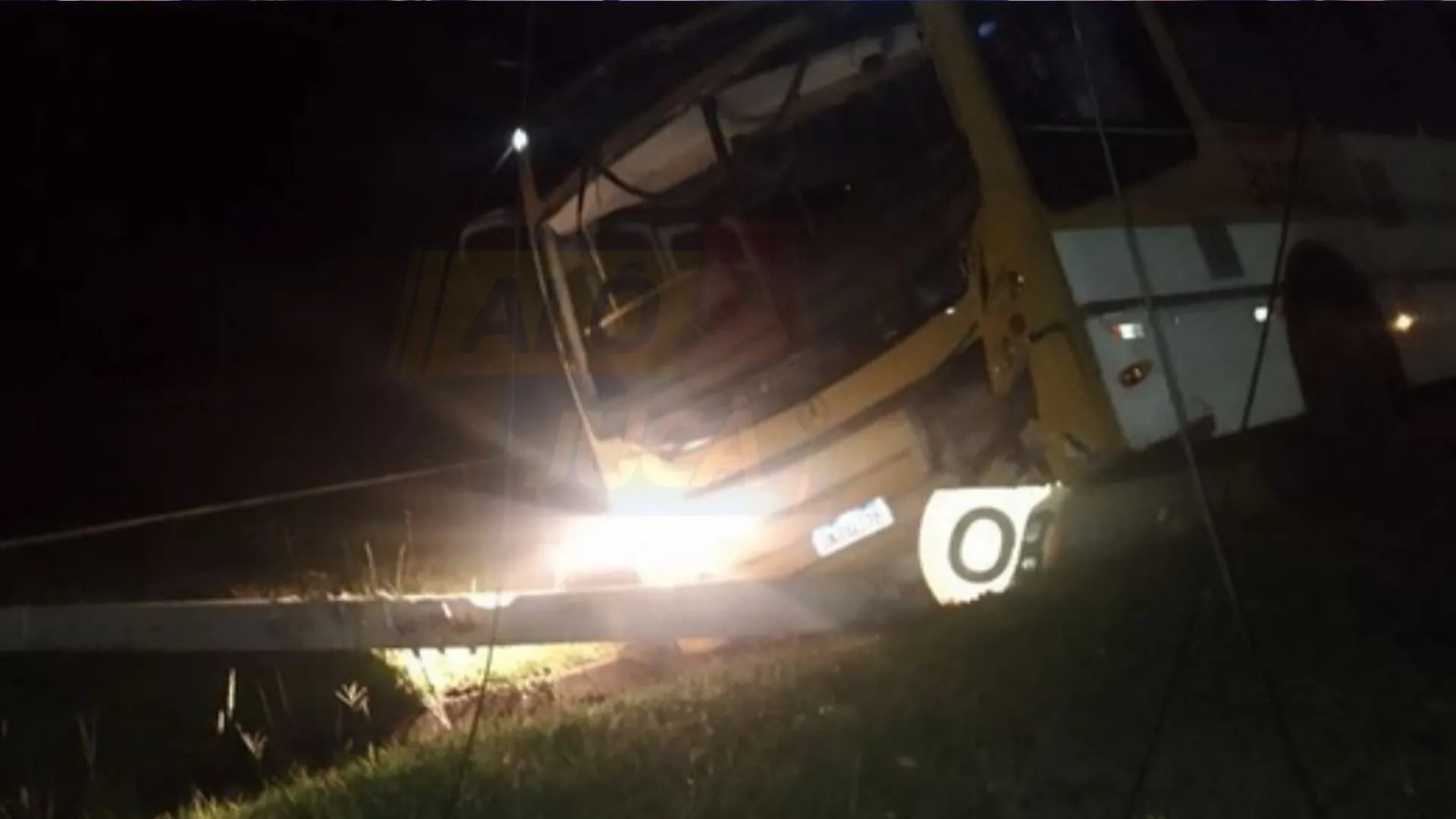 Ônibus bate em poste na Avenida Paralela; racha teria provocado acidente