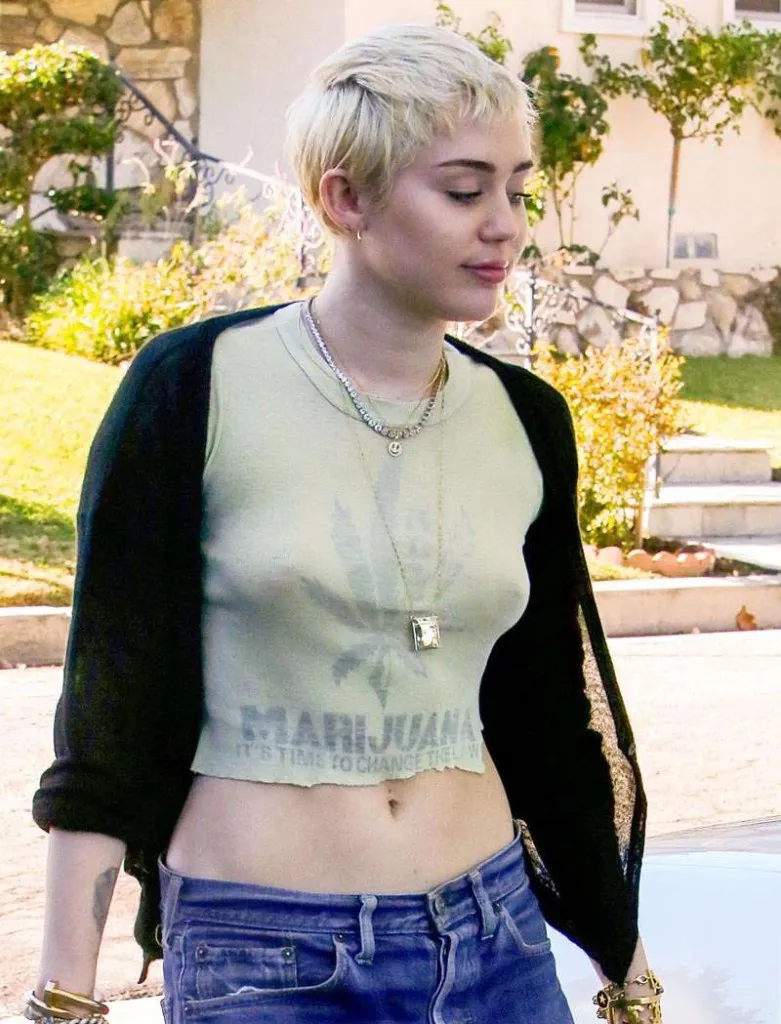 Miley Cyrus é fotografada sem sutiã e defende maconha
