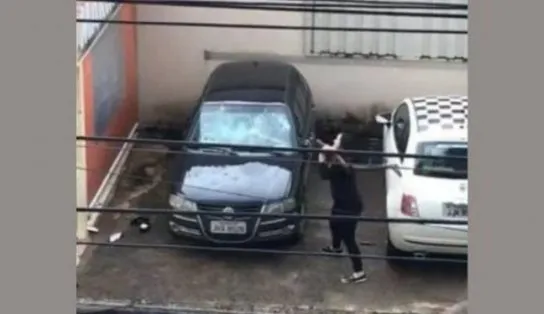 Mulher quebra carro do companheiro após traição e tamanho do órgão sexual acaba virando chacota; assista 