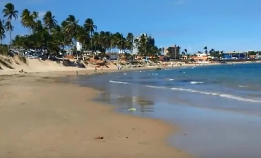 Jovem de 25 anos e adolescente morrem afogados na praia de Piatã