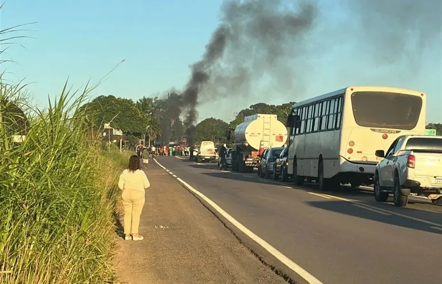 Protesto interdita BA-046 em Santo Antônio de Jesus nesta sexta-feira