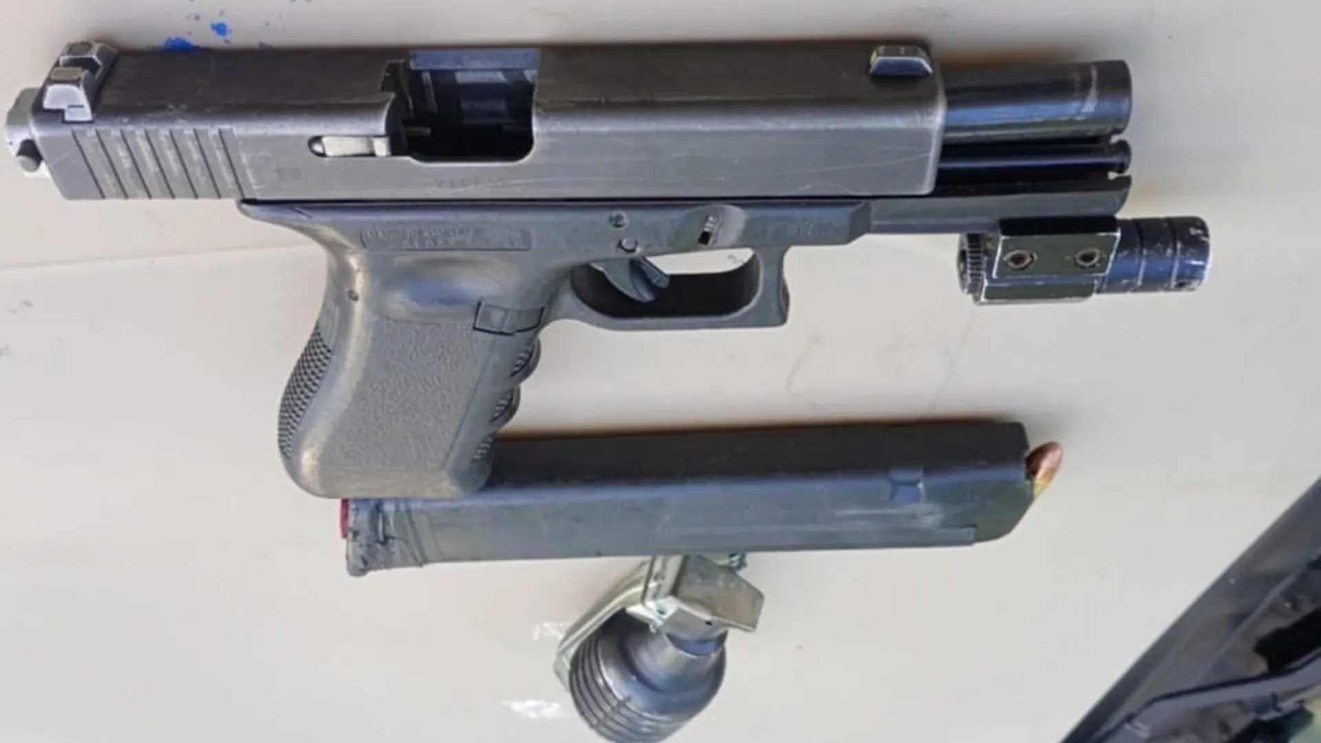 Na ação, a polícia apreendeu uma pistola 9mm e uma granada em Tancredo Neves