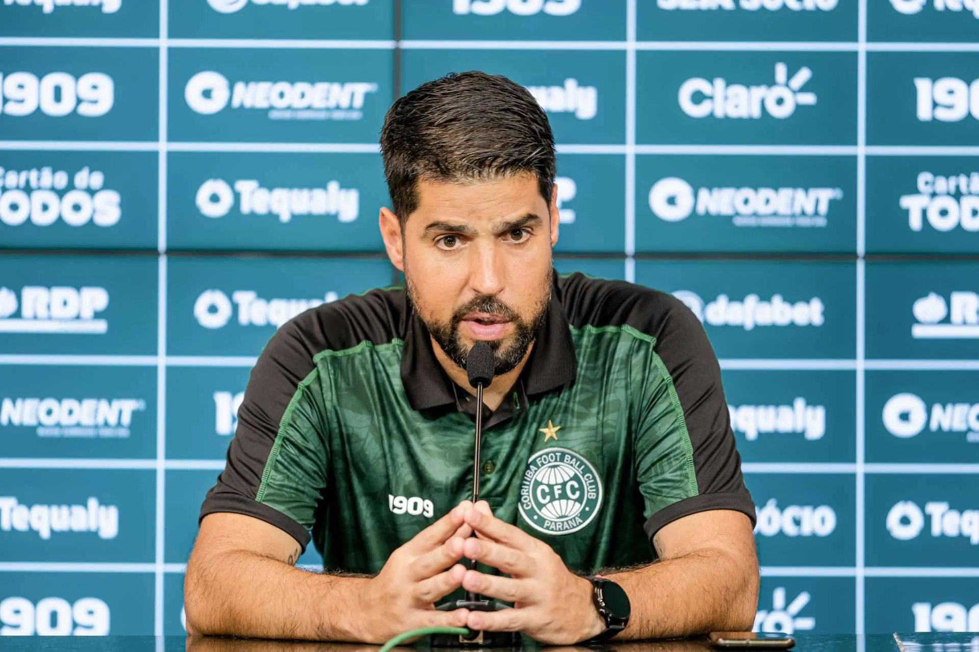 Com apenas uma rodada do Brasileirão, Coritiba demite treinador Antônio Oliveira