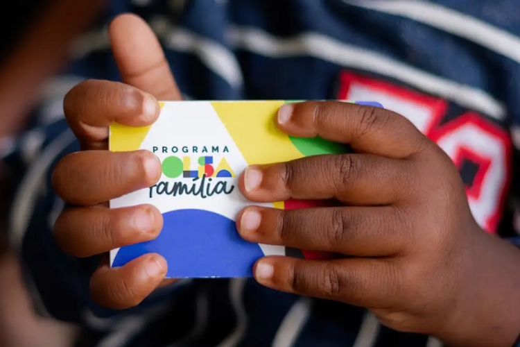 Famílias cadastradas que tiveram aumento de renda receberão benefício de transição por apenas um ano. Foto: Agência Brasil