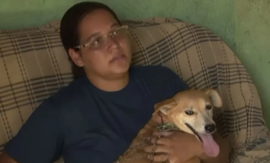 Mulher é vacinada no lugar de cachorro por engano e passa mal; "me chamaram de cachorra"