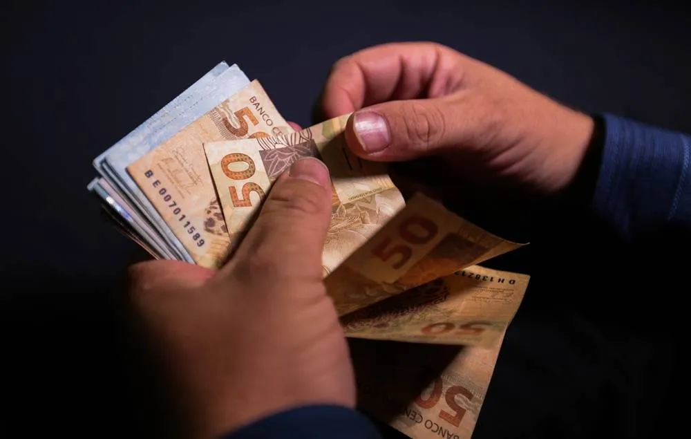 Salário-mínimo em 2024 deve ser de R$ 1.412, abaixo da previsão do governo