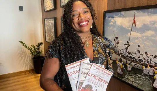 Consciência Negra na educação: com 'Afrobeto', professora de Salvador leva referências africanas para a sala de aula