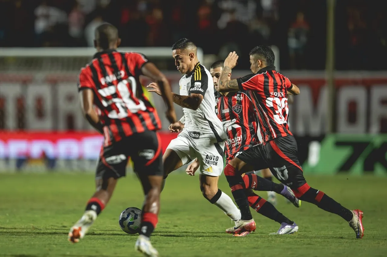 Vitória marca no início, segura pressão e bate o Atlético-MG no Barradão