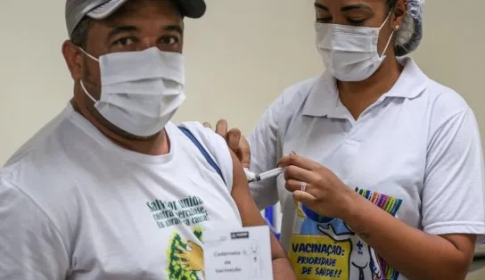As máscaras caíram mas a vacinação contra Covid continua: confira a programação desta terça-feira, em Salvador
