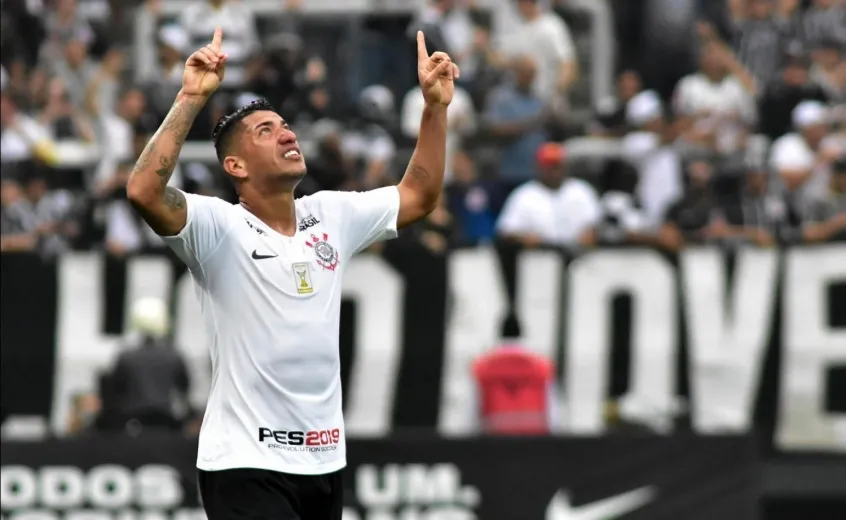 Jogador do Corinthians se envolve em acidente de carro com um ferido, vídeos mostram ele embriagado
