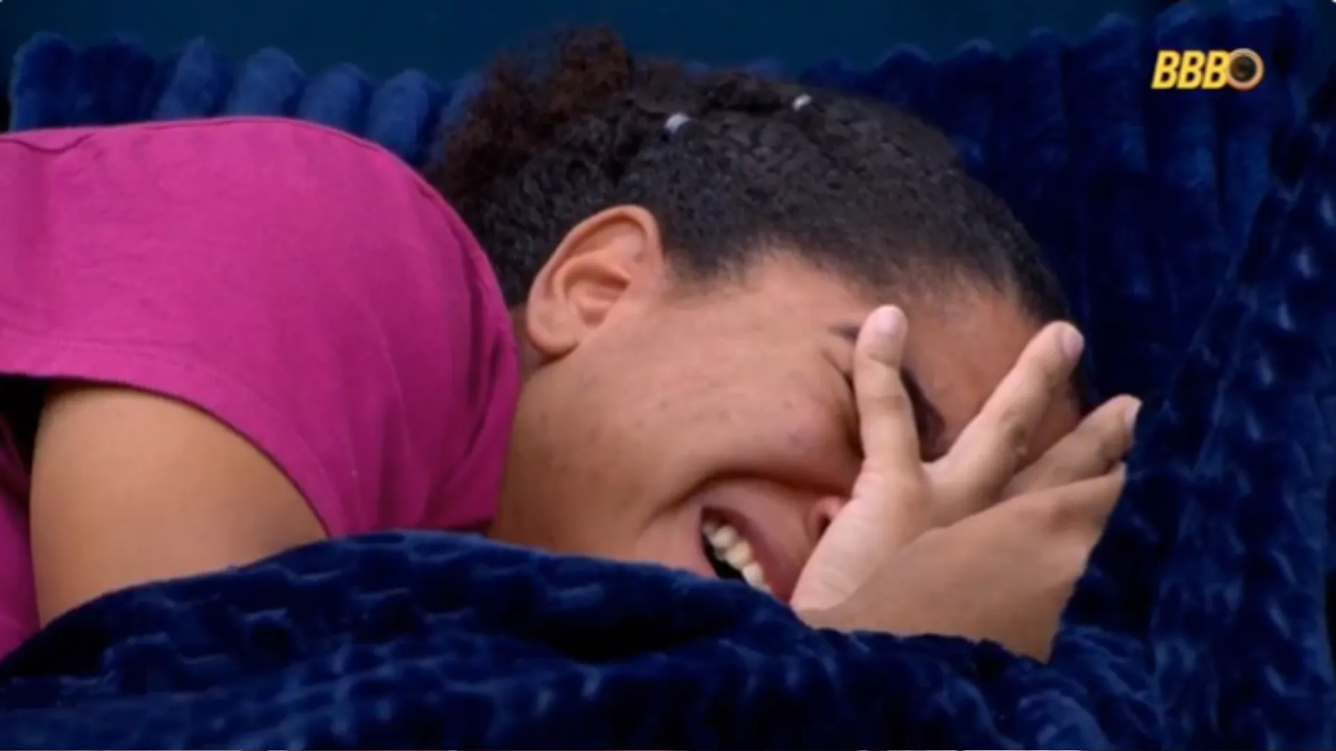 Milena chora no quarto do líder