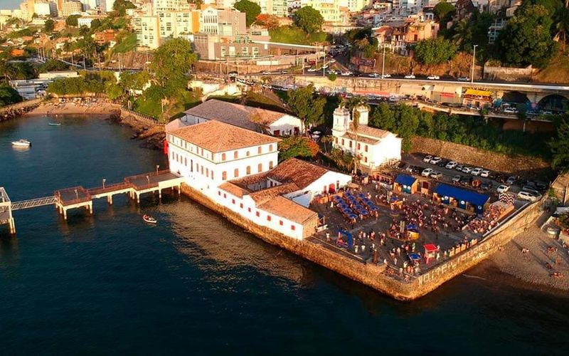 O cen&aacute;rio escolhido n&atilde;o &eacute; por acaso: o Museu de Arte Moderna da Bahia oferece uma vista incr&iacute;vel para a Ba&iacute;a de Todos-os-Santos/Foto: Walter Abreu