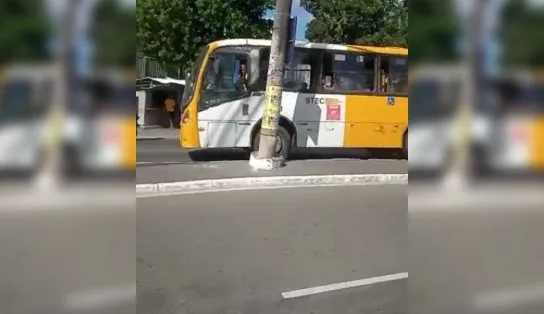 Por competição de passageiros, motorista de "amarelinho" sobe no passeio e mostra o dedo do meio para pedestre em Salvador; assista