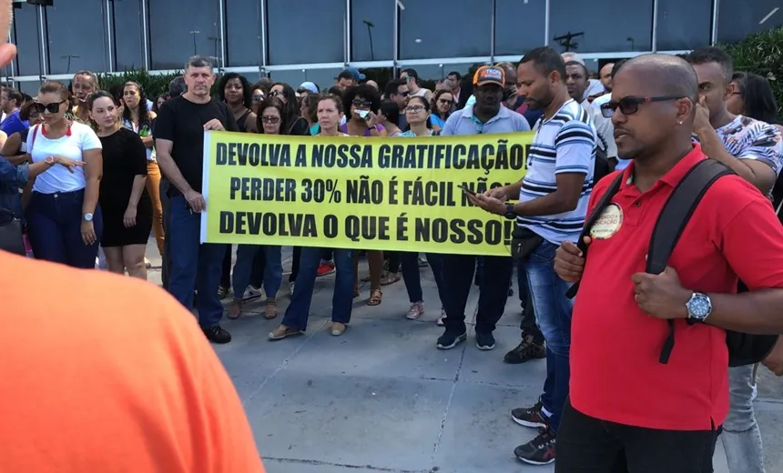 Professores protestam no CAB após perda de gratificação; assista