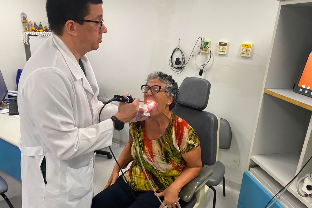 Médico Lucas Silva durante atendimento do mutirão no HAM. Foto: Divulgação