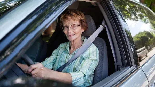 Projeto de lei isenta impostos de carros populares para idosos
