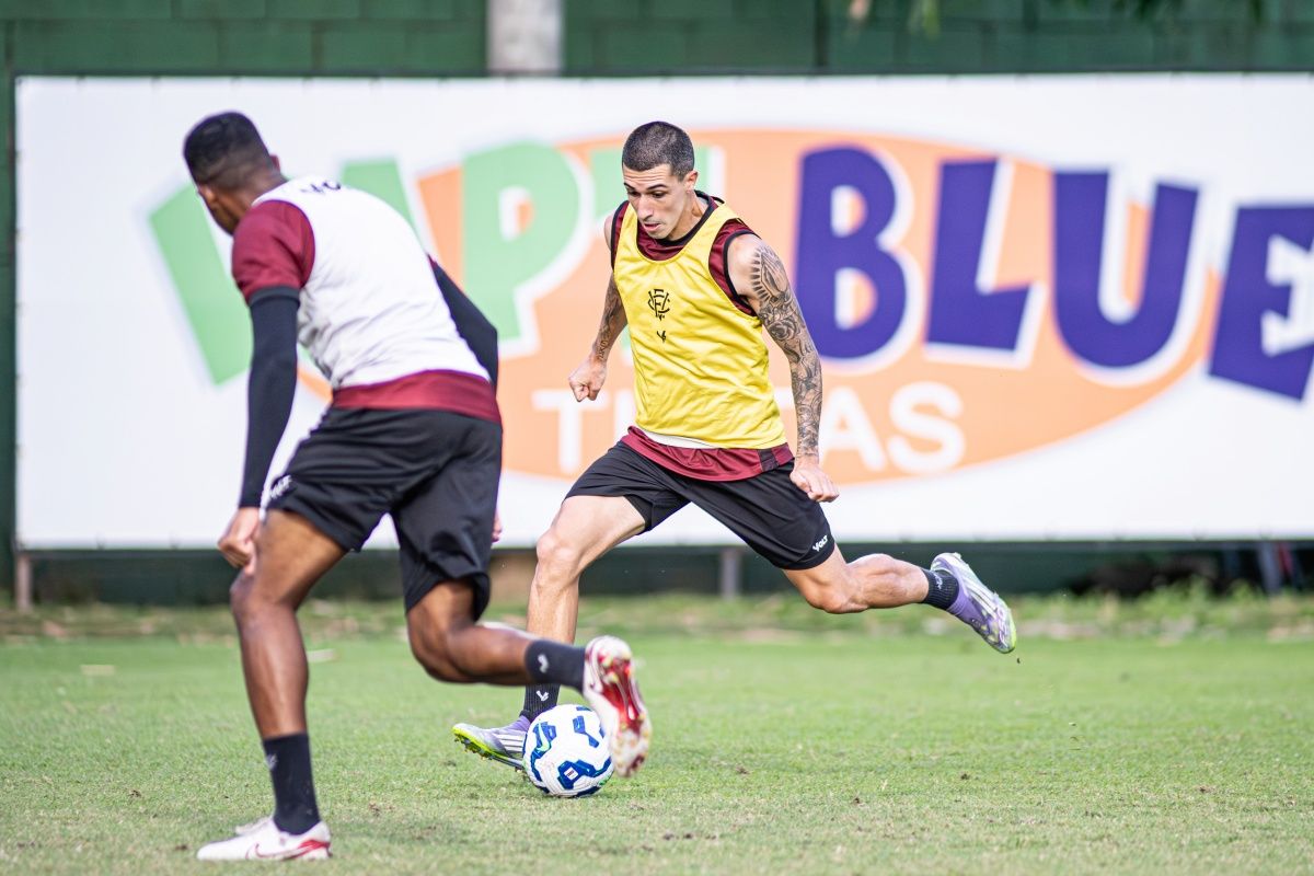 O técnico do Vitória comandou treinos táticos e técnicos para o jogo contra o Flamengo. Foto: Victor Ferreira/EC Vitória