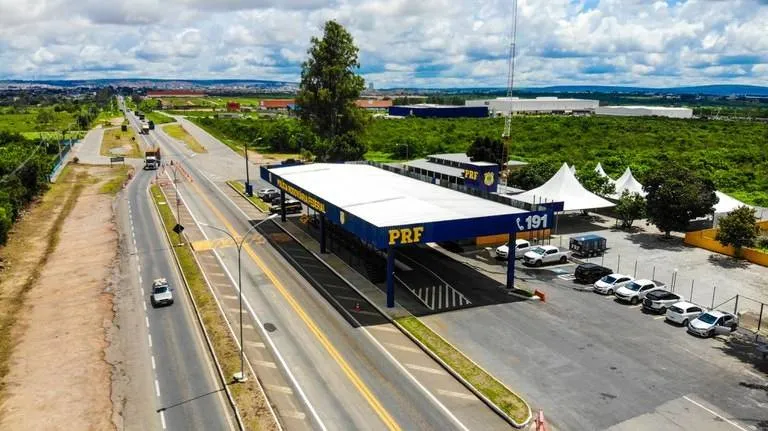 Caminhoneiro é interceptado após buzinar em frente a posto da PRF e preso por agredir rapaz em unidade policial