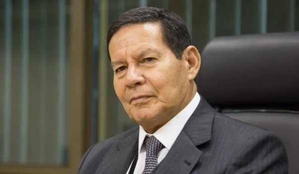 Mourão rebate FHC sobre erros dos militares; "convido o ex-presidente a refletir sobre a História do Brasil"