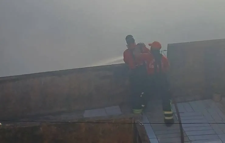Fogo e grande nuvem de fumaça em área de vegetação causam transtornos no Arraial do Retiro