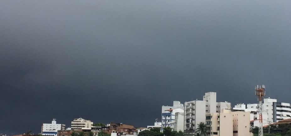 C&eacute;u Nublado Com Nuvens Carregadas De Chuva Em Salvador