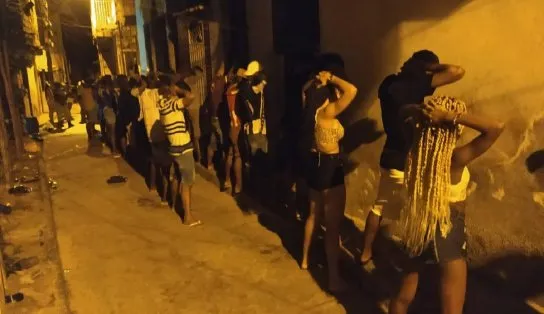 Paredão com aglomeração e drogas é encerrado pela PM em Lauro de Freitas; cerca de 150 pessoas estavam sem máscaras