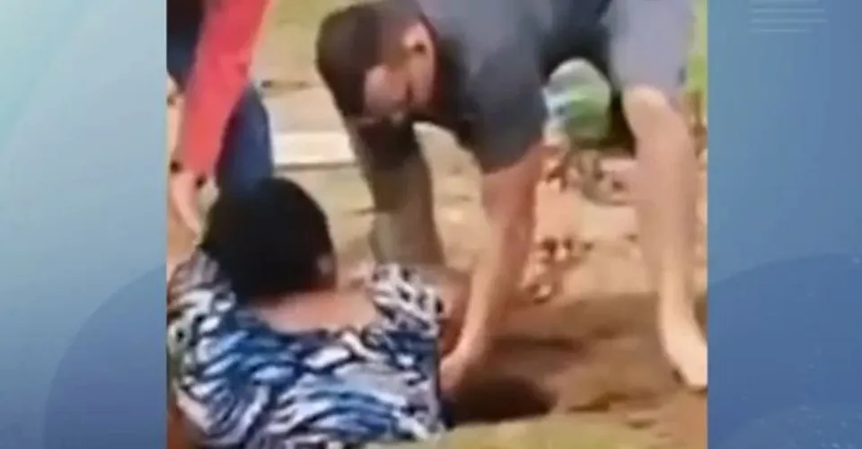 Mulher cai em cova após parte do solo ceder em cemitério