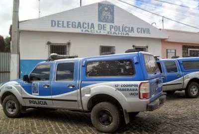 Cinco presos fogem por buraco da delegacia de interior da Bahia