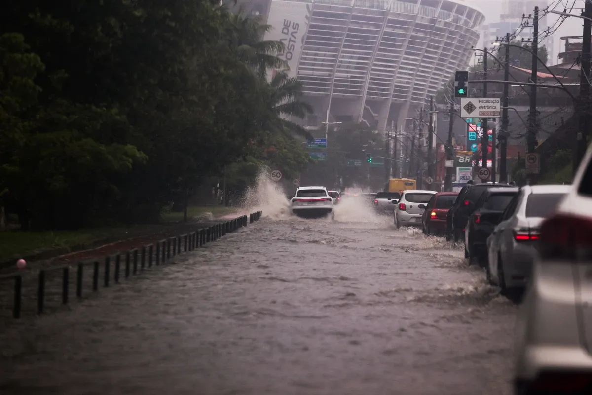 Imagem de alagamentos e chuvas fortes em Salvador 